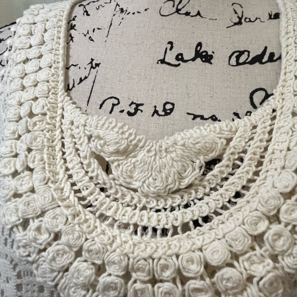 EUC ULTRA PINK Gorgeous Cream Lined Lace & Crocheted Tunic - Picture 4 of 12